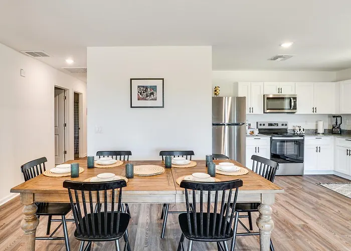 Holiday home 6 Mi To State Park: Newly Built In Benson!